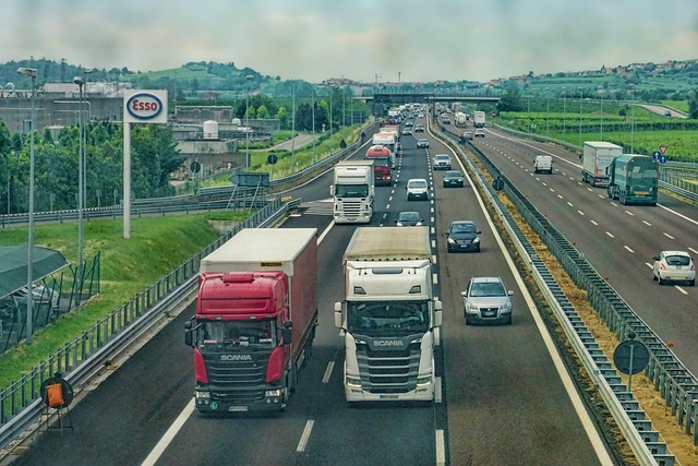 Innowacyjne Rozwiązania Transportowe: Przewodnik Po Różnorodności Rodzajów Naczep i Ich Użyciach